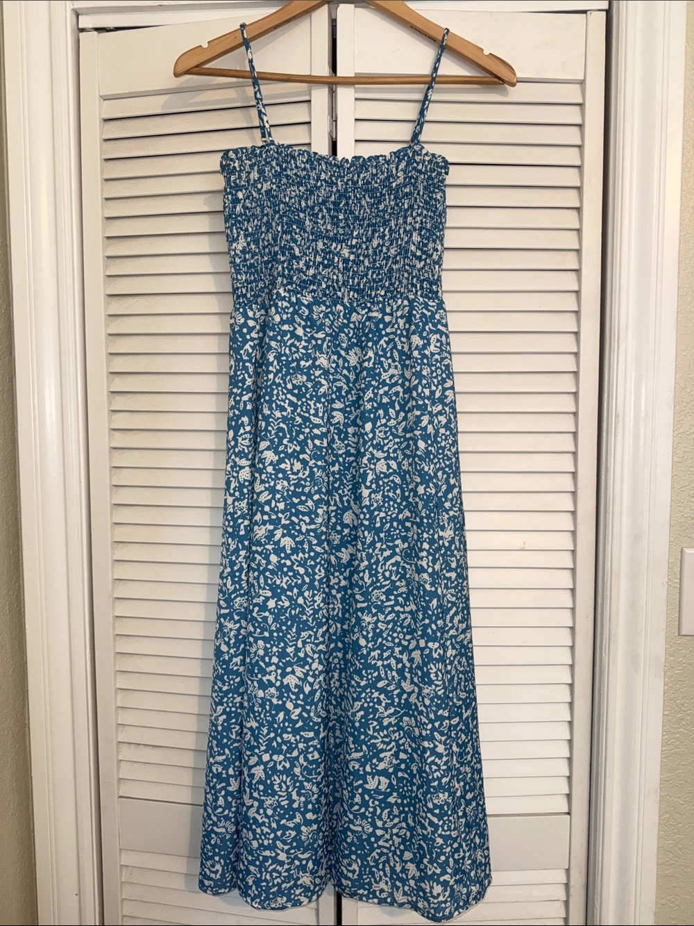 RESA 💙🤍💙 Blue & White Floral Ashley Midi Smocked Dress - XS